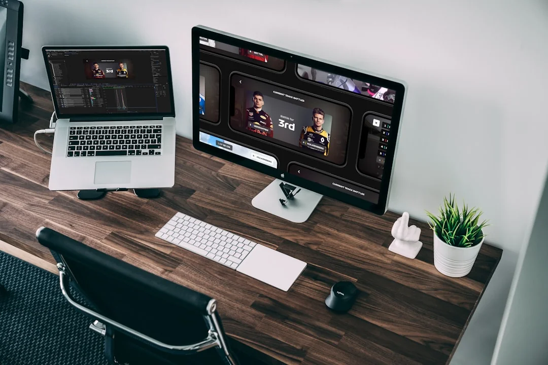 A moderní pracovní prostor s notebookem, tabletem a chytrými telefony, ideální pro technologické i freelance využití.